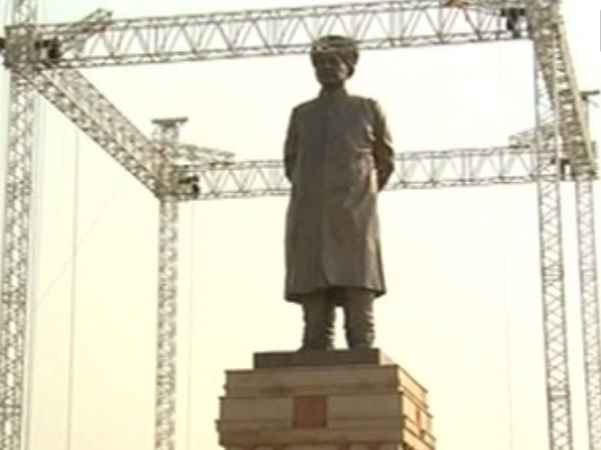 PM unveils 64foottall statue of peasant leader Chhotu Ram in Rohtak