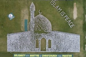 Pakistan: People form human image of Christchurch mosque