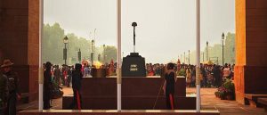 अमर जवान ज्योति (Amar Jawan Jyoti) को राष्ट्रीय युद्ध स्मारक में क्यों विलीन किया गया?
