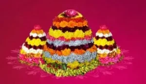 तेलंगाना में धूमधाम से मनाया जा रहा है बथुकम्मा (Bathukamma) उत्सव
