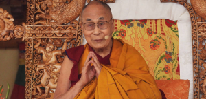 अगले दलाई लामा की खोज: तिब्बती परंपरा, चीन की राजनीति और वैश्विक रणनीति के बीच एक निर्णायक क्षण