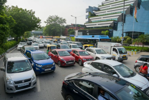 दिल्ली में पुराने वाहनों पर ईंधन प्रतिबंध: पर्यावरण सुरक्षा बनाम व्यवहारिक चुनौतियाँ