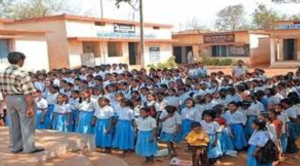 यूपी में सरकारी स्कूलों के विलय पर विवाद: शिक्षा की पहुंच और सरकारी नीति के बीच संघर्ष