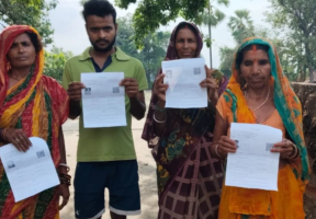 बिहार के प्रवासी मतदाताओं की चुपचाप हो रही ‘वोटर-पर्ज’: लोकतंत्र का संकट