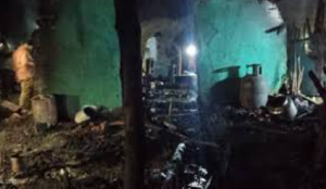 आंध्र प्रदेश के कोंडा रेड्डी आदिवासी गांव में आग की घटना: 38 झोपड़ियाँ जलकर राख, संरचनात्मक असुरक्षा फिर उजागर