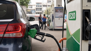 ईंधन का नया अवतार: क्या सच में आपकी गाड़ी खराब कर रहा है E20 पेट्रोल?